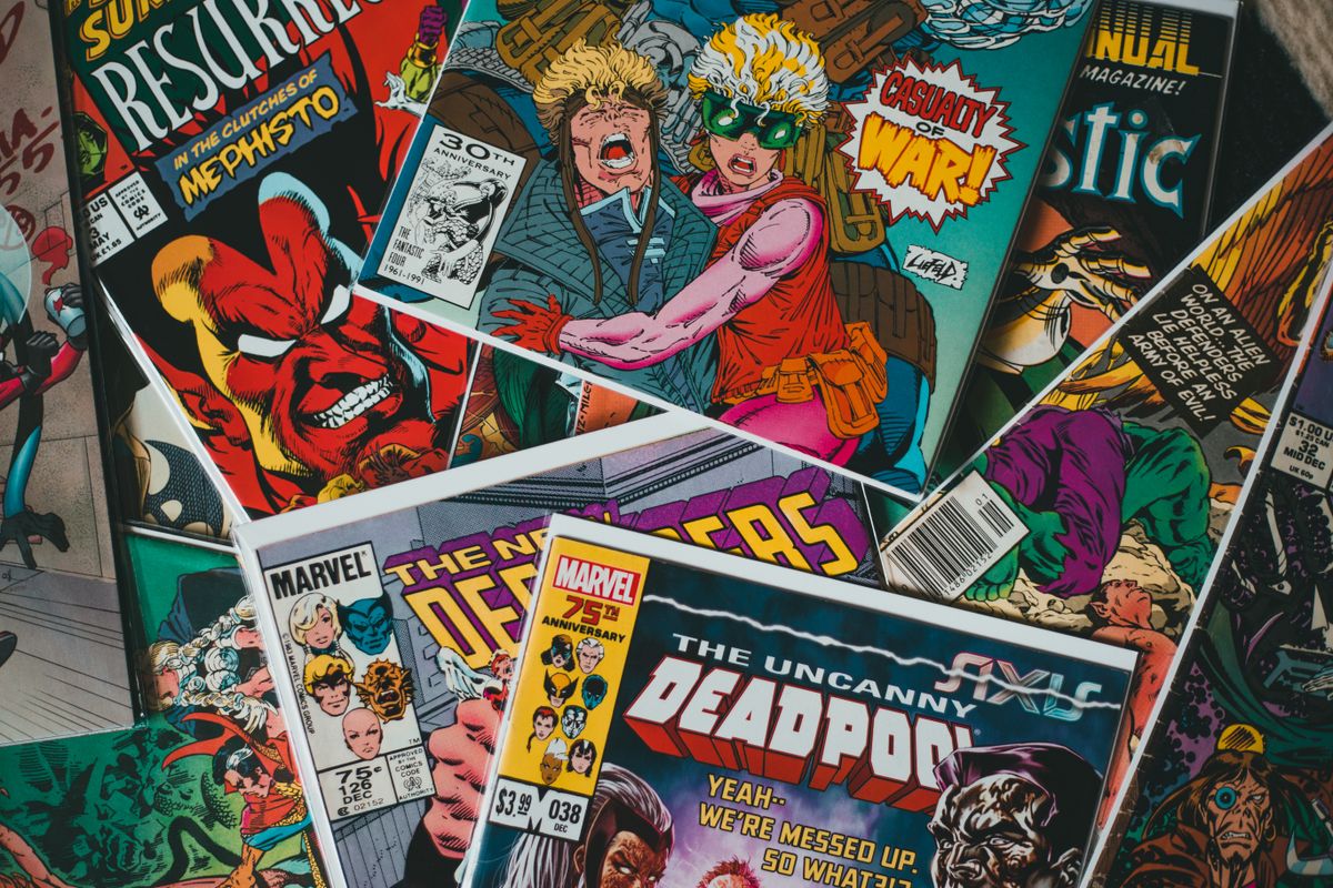 Čítanie komiksu v kaviarni